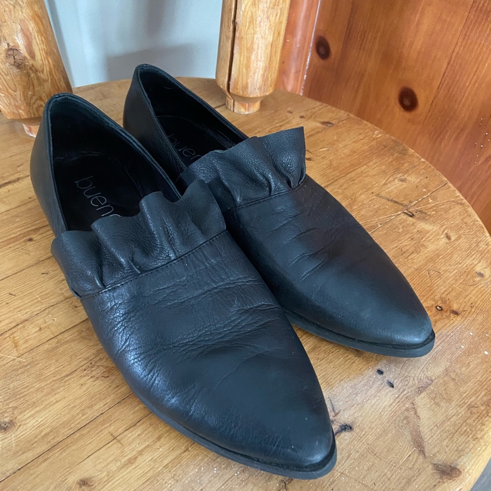 Bueno Black Flats Size 39.